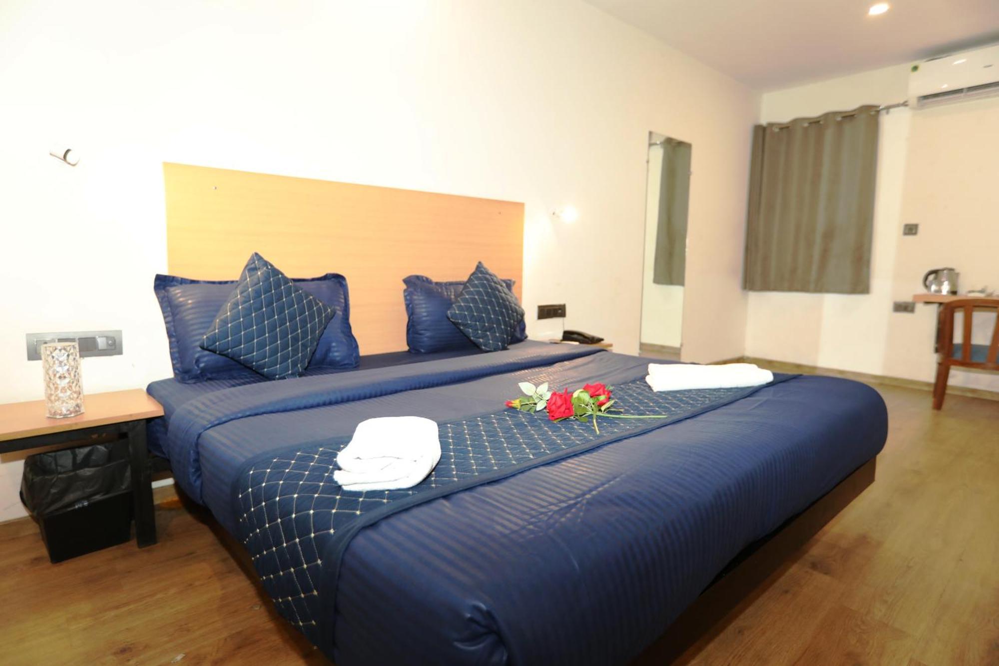 Hotel Noida Grand Sec 58 Bagian luar foto